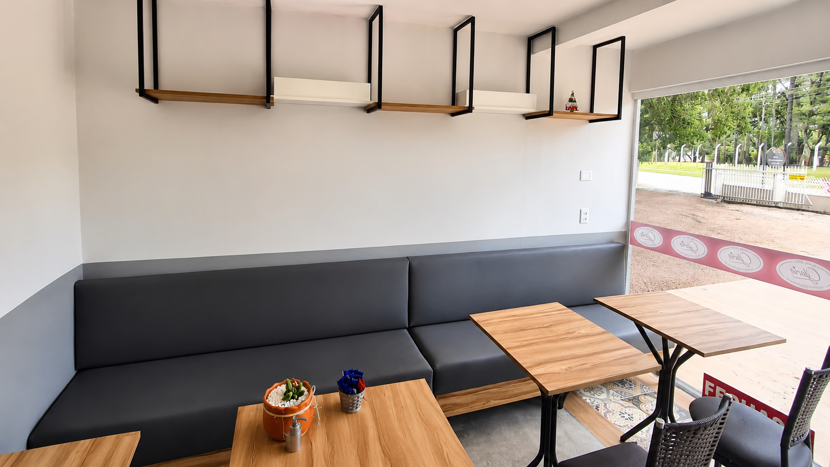 Lounge e Estofados sob Medida — móveis planejados Comercial